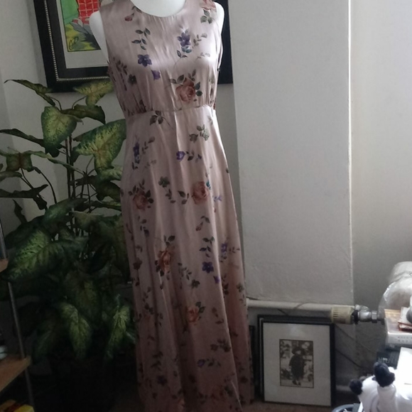LA Girl Dresses & Skirts - ❤5/$25 LA GIRL MAXI DRESS SATIN FLORAL SIZE M